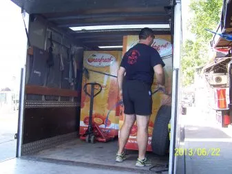 Екипът на Ненчовски при работа — съвременни хамали